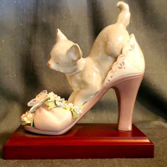 Lladro shoe with kitten